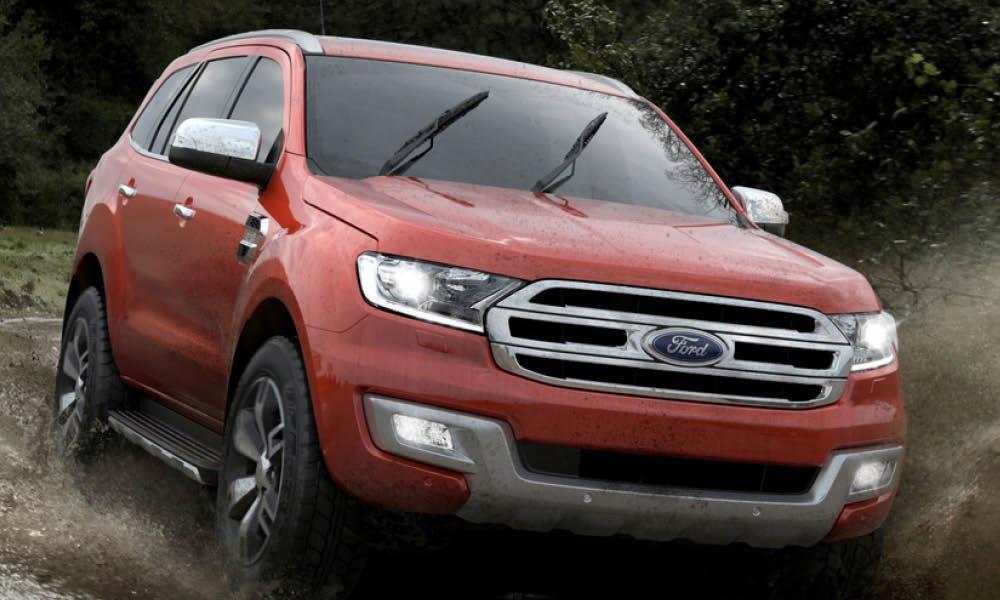 En röd Ford Everest kör genom en blöt och smult yta. (AI text)