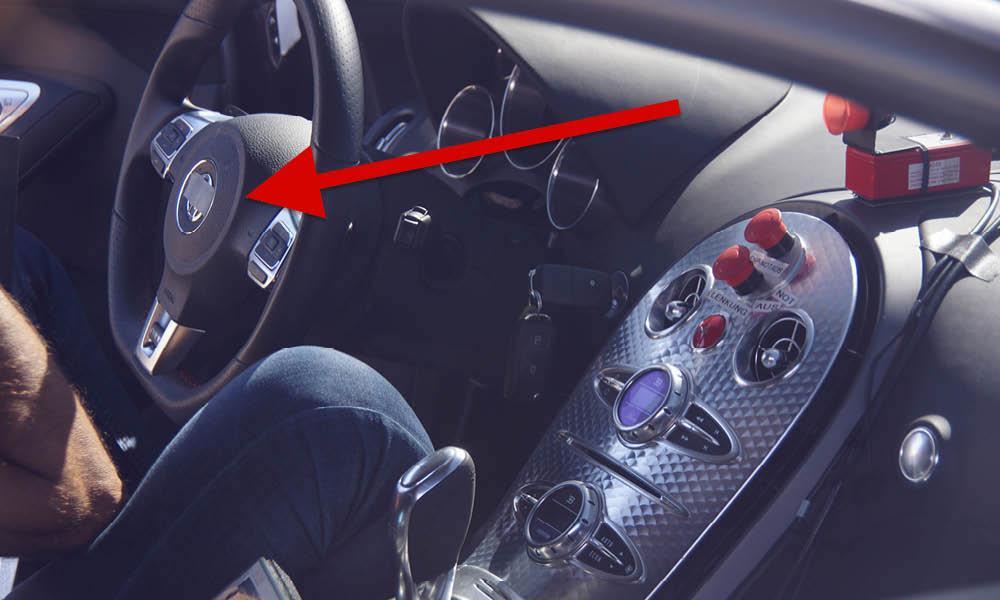 En man sitter i en bil. (AI text)