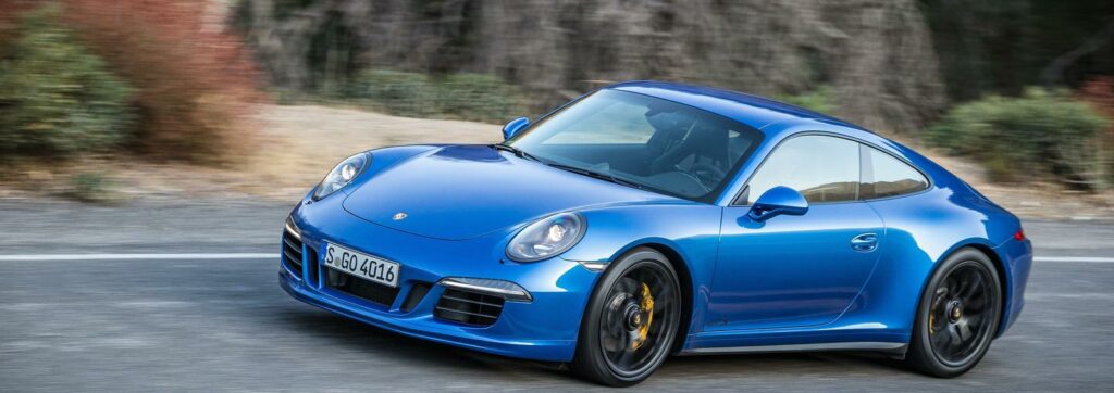 Det ryktas om att Porsche snart ska gå över till turbomotorer även i 911, men i den nya Carrera GTS-versionen är det fortfarande en sugmotor som gäller. Sexan ger 430 hästkrafter och kan kombineras med både PDK-låda och fyrhjulsdrift.