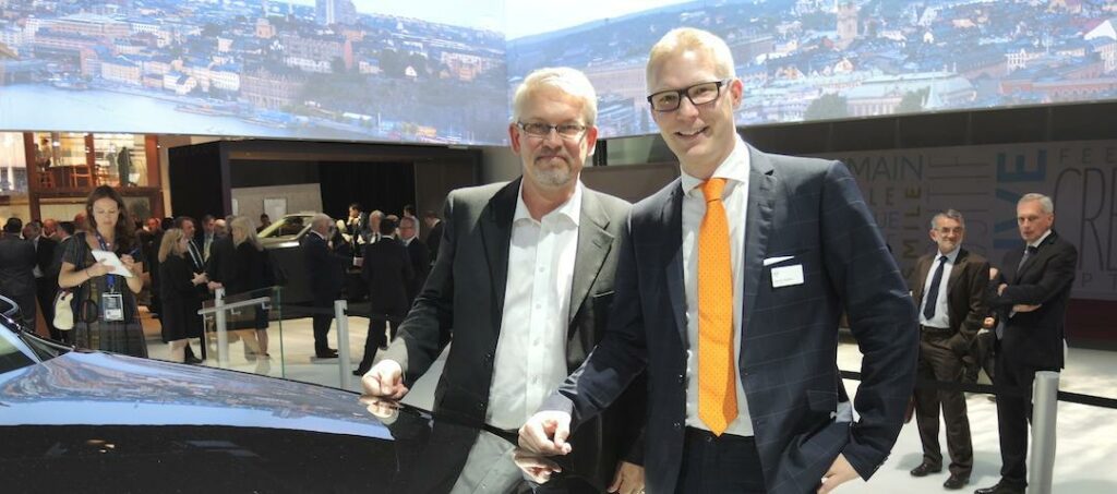 En man och en kvinna står bredvid en bil. (AI text)