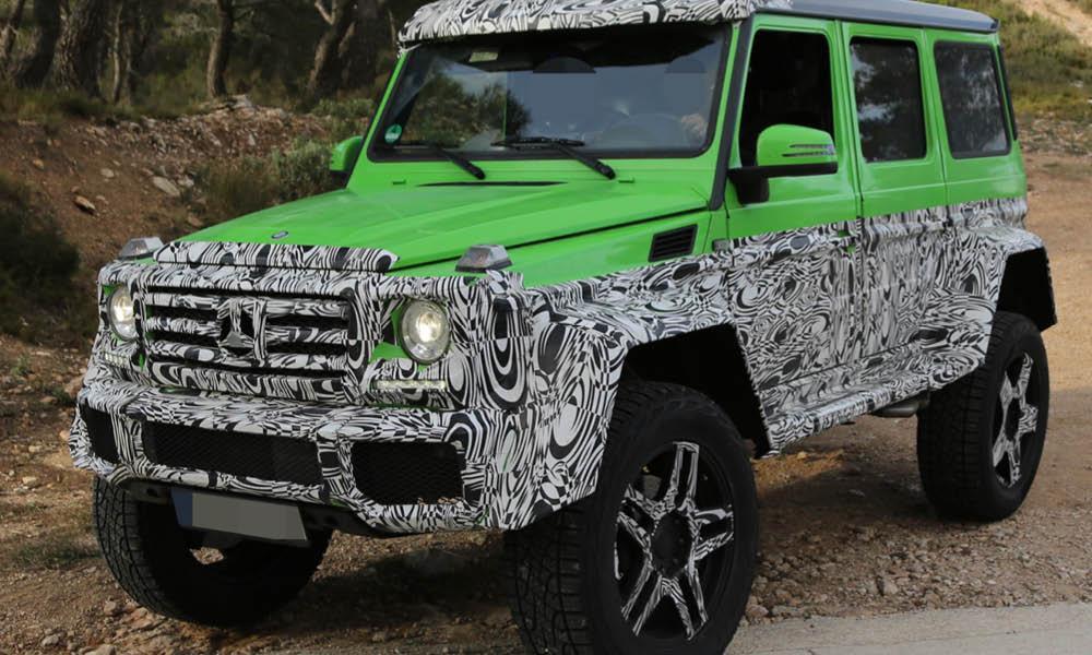 Mercedes G 63 S spårad i ökenen (AI text)