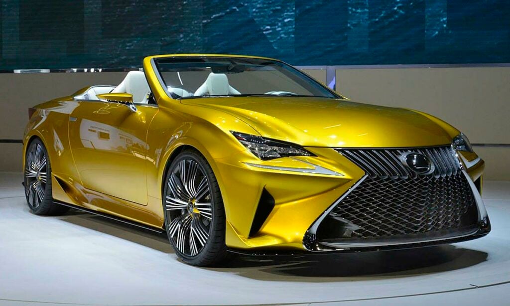 Lexus LC cabriolet visas på Detroit-bilutställningen. (AI text)