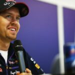 Red Bull-racingföraren talar med medier under en presskonferens. (AI text)