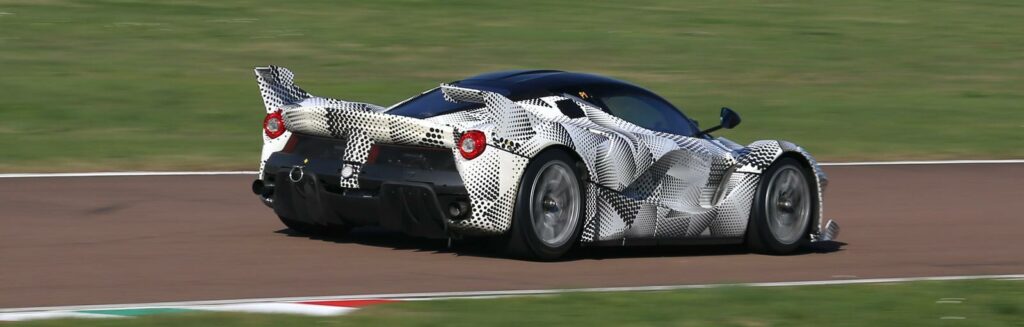 De fasta vingarna vid bakpartiet förbättrar aerodynamiken och gör XX-versionen ännu snabbare än "vanliga" LaFerrari. Ryktet säger 6:35 på Ringen.