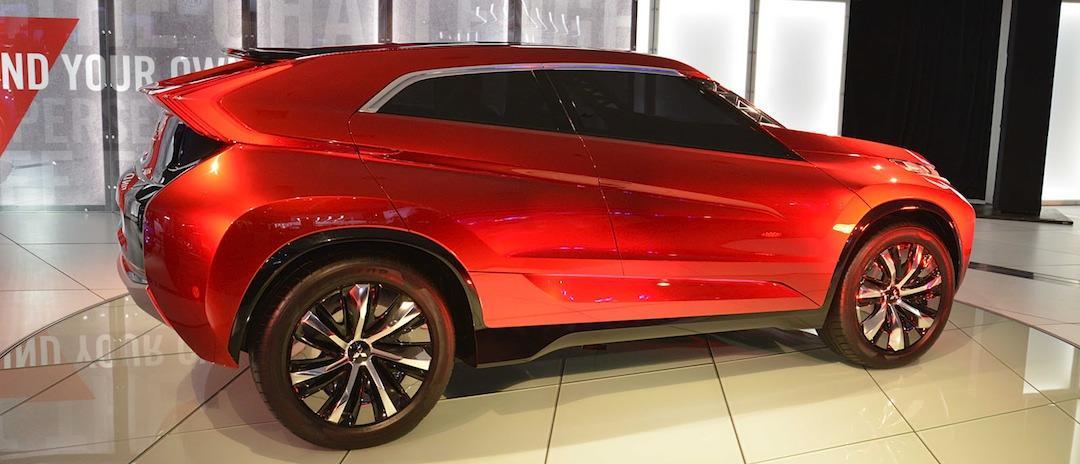 En röd SUV utställd på en bilmesse. (AI text)