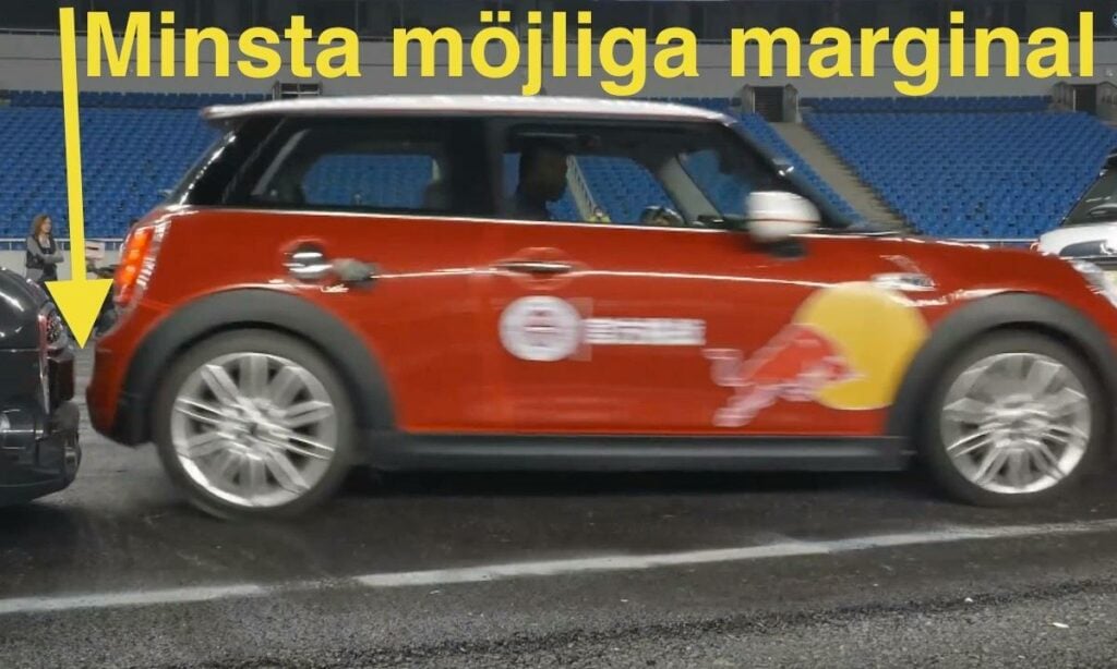 En Mini Cooper S och Red Bull RS (AI text)