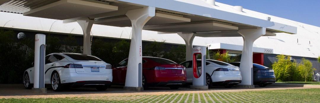 Ska det bli möjligt att "tanka" även BMW:s modeller hos någon av Teslas laddstationer i framtiden?