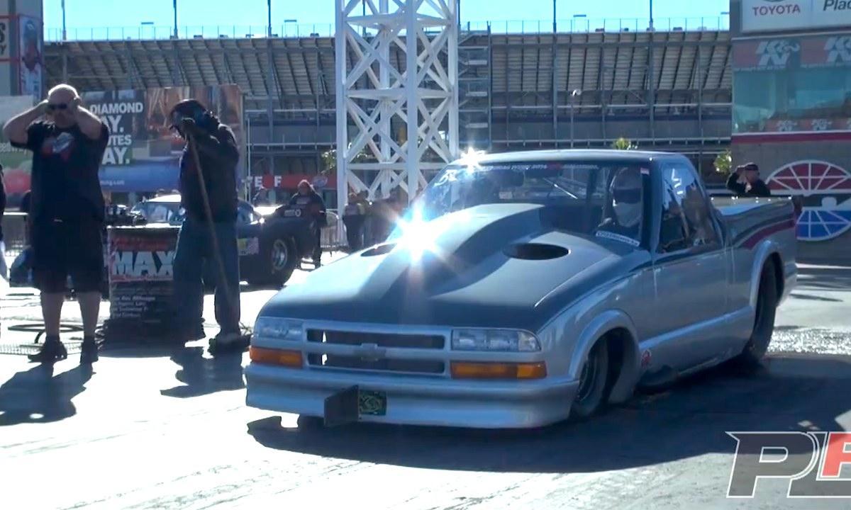 En lastbil kör nedför en dragbana. (AI text)