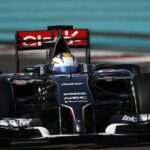 En racebil kör på en bana. (AI text)