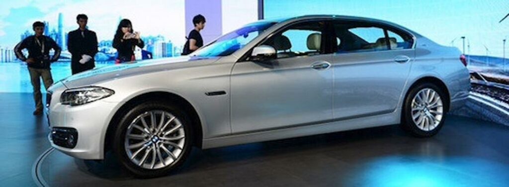 Med 14 centimeter längre axelavstånd blir det lite "7-serie Light" över BMW 530Le. Leveranserna startar i början på nästa år. Foto: BMW Blog.