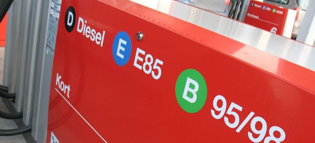 I Sverige har vi förhållandevis många bränslen att välja mellan. I vissa regioner i världen finns det bara två alternativ varav ett dominerar totalt.