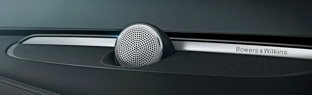 Bowers & Wilkins har lång erfarenhet av att inte bara skapa välljud, utan också att få anläggningen att se snygg ut. Här centrumhögtalaren i Volvo XC90.