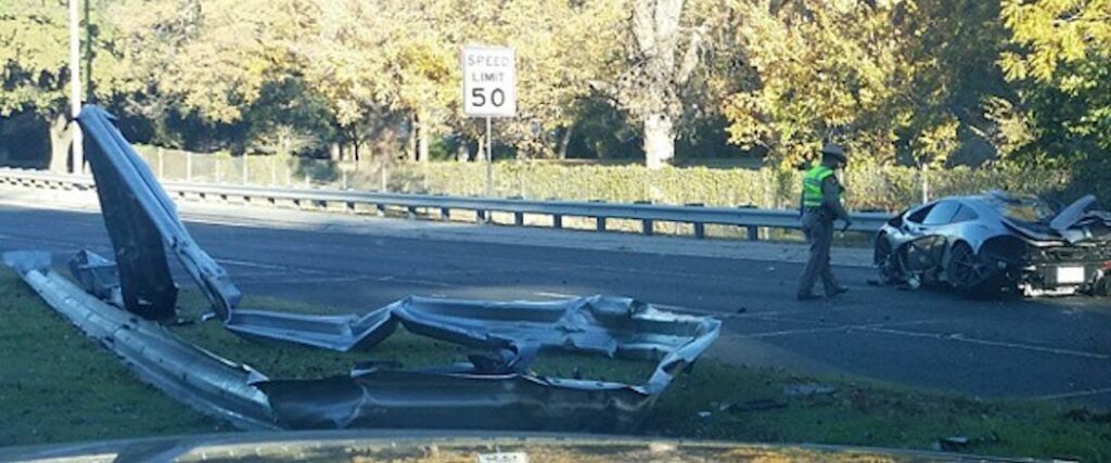 Här kan vi se hur vägräcket till vänster knycklats till rejält. Hastighetsgränsen på platsen är 80 km/h (50 mph). Foto: @davesplace on Instagram