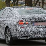 Den nya BMW X5 snuddes på i sin färd längs vägen. (AI text)