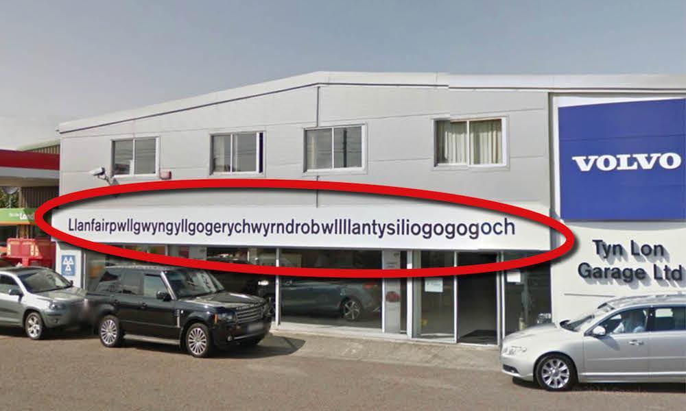 En bilstation med ett skylt på framsidan (AI text)