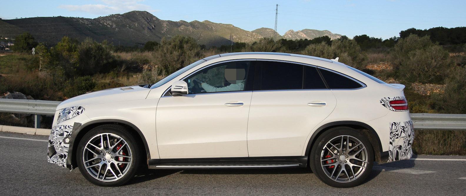 Vår spionfotograf blev mycket förvånad när han såg nya Mercedes GLE Coupé i princip omaskerad. Detta är AMG-versionen med mer än 500 hästkrafter som också får fyra avgasutblås, större fälgar med uppgraderade bromsar och ett aerodynamikkit.