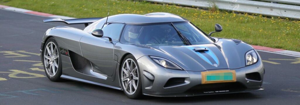 Exakt vad som finns under det här skalet är hemligt, men det står klart att Koenigsegg planerar en ny toppmodell som ska sätta en ny rekordtid på Nürburgring. Foto: SB Medien
