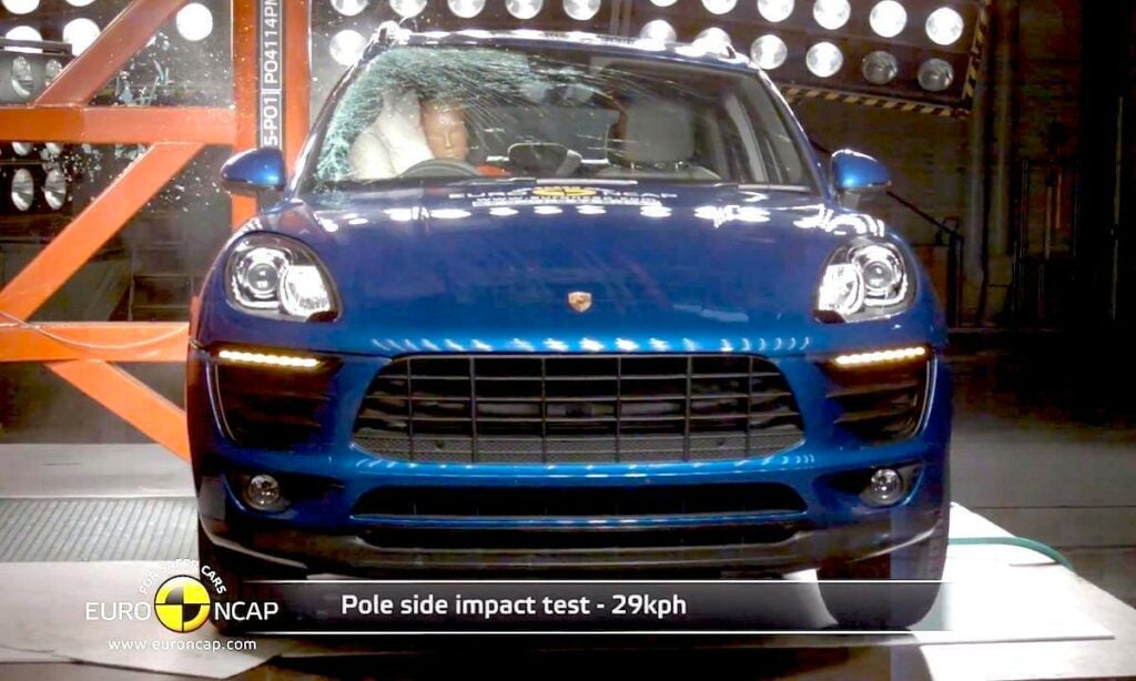 En blå Porsche Cayenne körs inom en garage. (AI text)