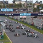 En racerbil kör nedför banan. (AI text)