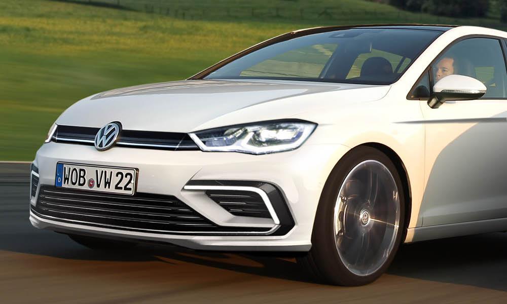 Volkswagen Golf GTI R kör längs vägen. (AI text)
