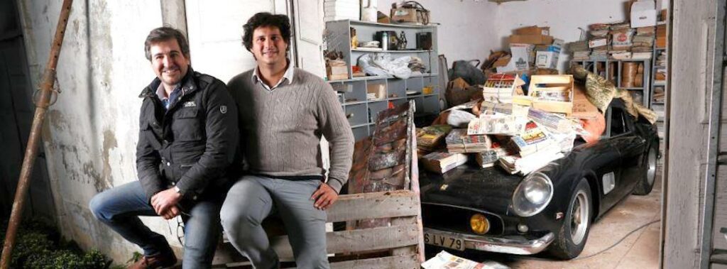 Matthieu Lamoure, chef för Artcurial Motorcars och Pierre Novikoff, specialist på veteranbilar, spårade upp bilarna i västra Frankrike.