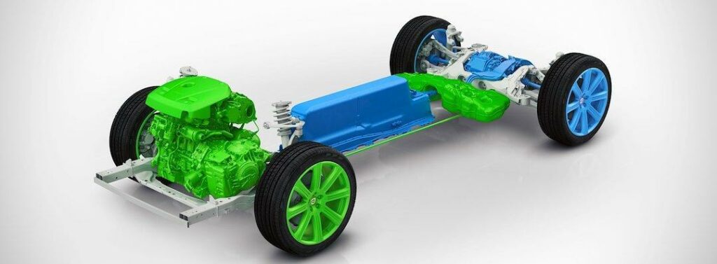 Volvo XC90 T8 har dubbla drivsystem. Grönmarkerat står för förbränningsmotorn, blått för eldriften på bakaxeln. Men det finns även en elmotor, CISG, mellan turbofyran och automatlådan.