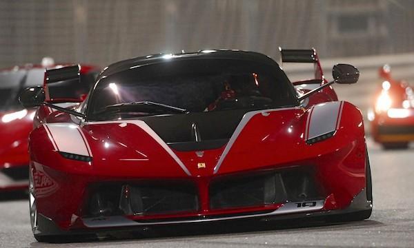 En racebil kör längs banan. (AI text)