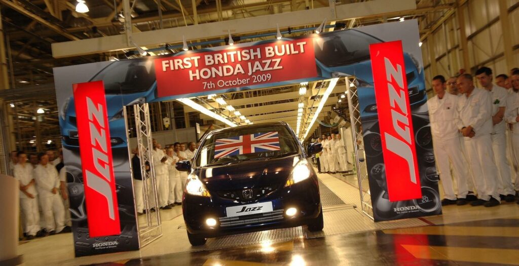 Hondafabriken i engelska Swindon har en kapacitet på 250.000 bilar men byggde bara 140.000 förra året. Två av produktionslinorna har stoppats på grund av bristande efterfrågan och drygt 750 fast och tillfälligt anställda har sagts upp. Nya HR-V ska byggas i Mexiko eftersom den också ska säljas i USA medan nästa Jazz ska byggas i Japan.