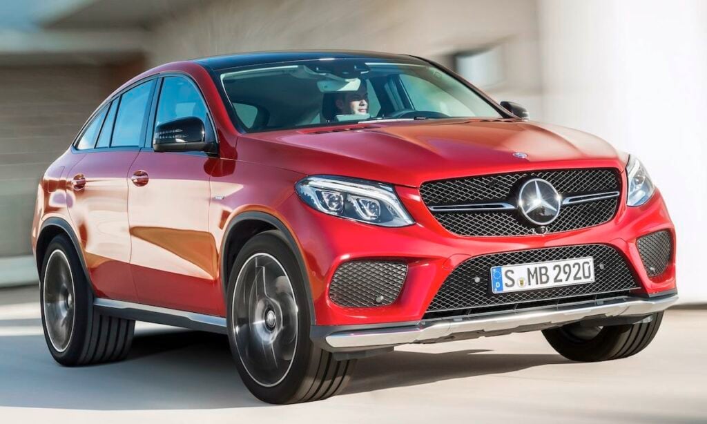 Mercedes-Benz GLC coupén kör nerför gatan. (AI text)