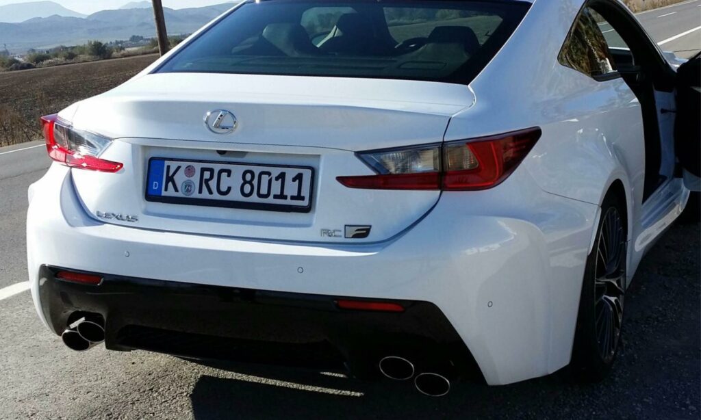 En vit Lexus RC F sportkupé parkerad vid vägkanten. (AI text)