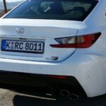En vit Lexus RC F sportkupé parkerad vid vägkanten. (AI text)