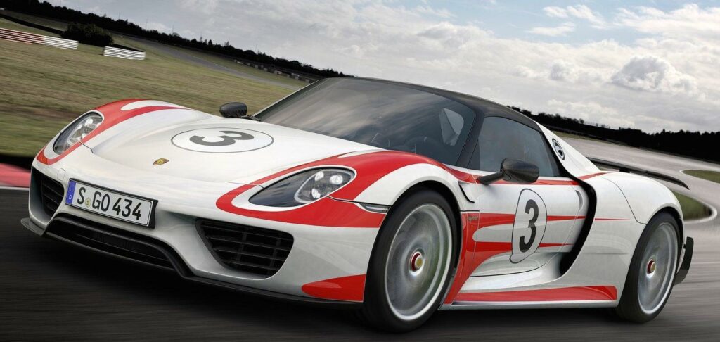 En Porsche 918 GT3-racebil kör på en bana. (AI text)