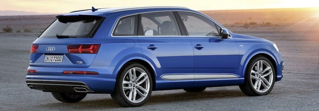 En Audi Q7 SUV parkerad i öknen. (AI text)