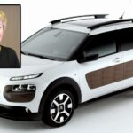 En kvinna står bredvid en bil. (AI text)