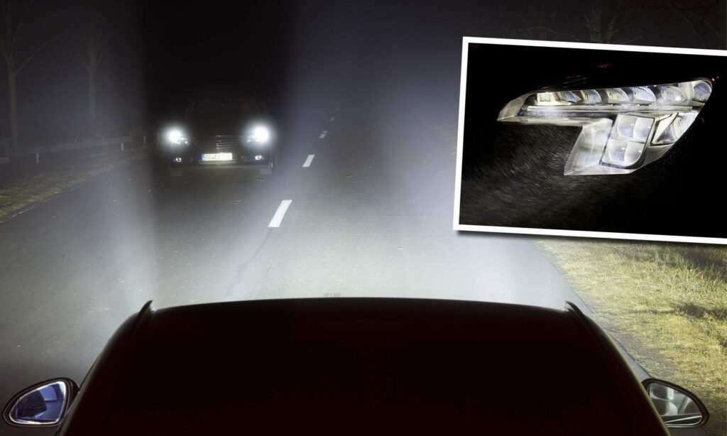 En bil med tända framlysningar i mörkret. (AI text)