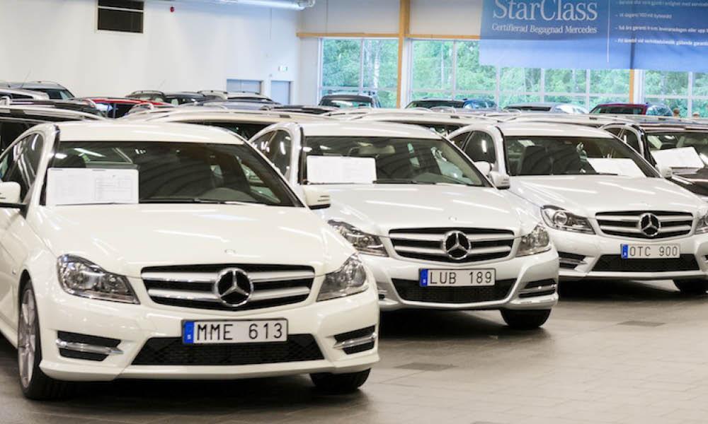 Mercedes-Benz C-klass parkerad i en showrum (AI text)