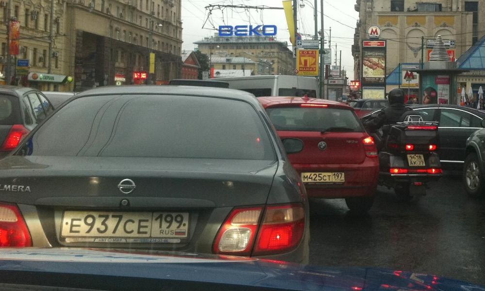 En bil i en stad (AI text)