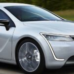 Renault EC2-elbilen kör längs vägen. (AI text)