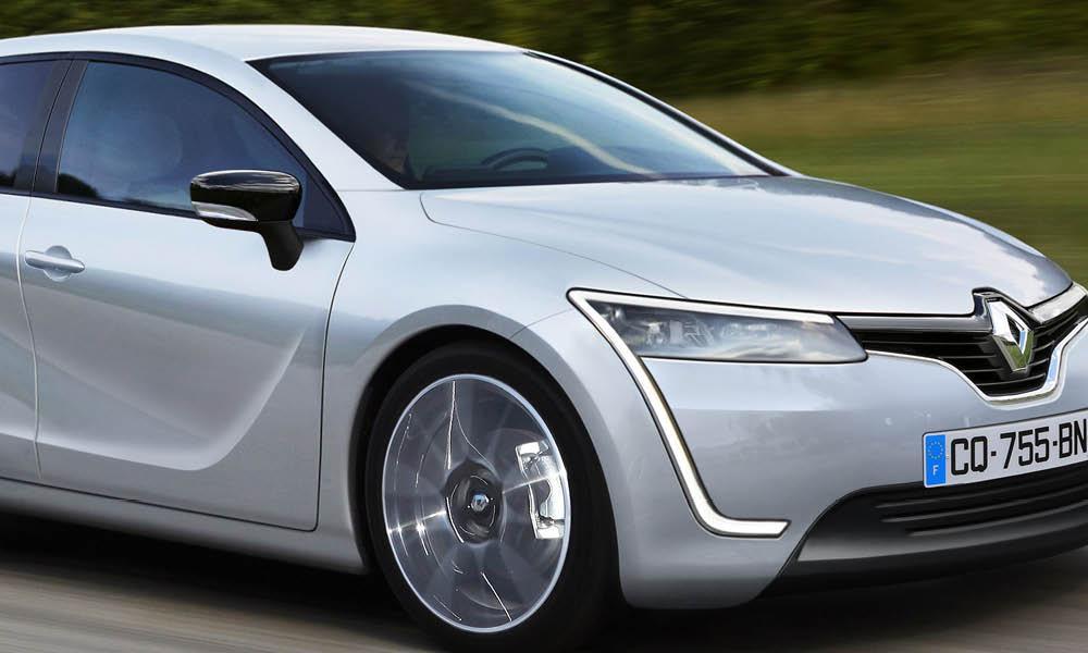 Renault EC2-elbilen kör längs vägen. (AI text)