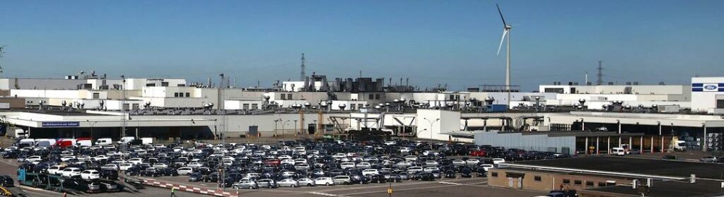 I förgrunden ser vi gamla generationen Ford Mondeo, en av de modeller som byggdes i Genk. Som mest arbetade det 14.000 personer här.