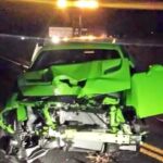 En grön bil står parkerad vid sidan av vägen. (AI text)