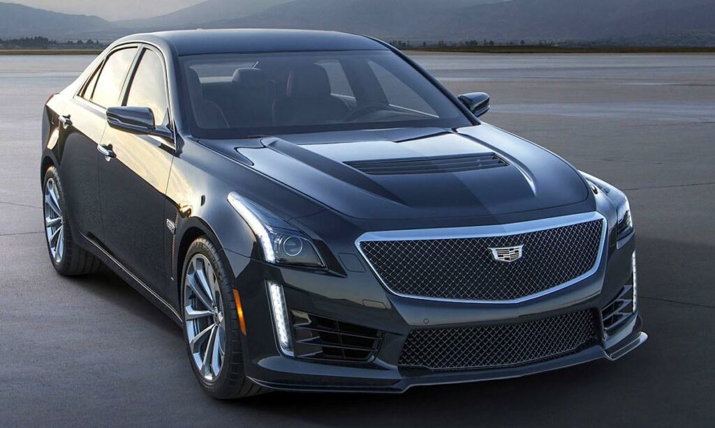 Cadillacen CTS-pojken parkerad på startbanan. (AI text)