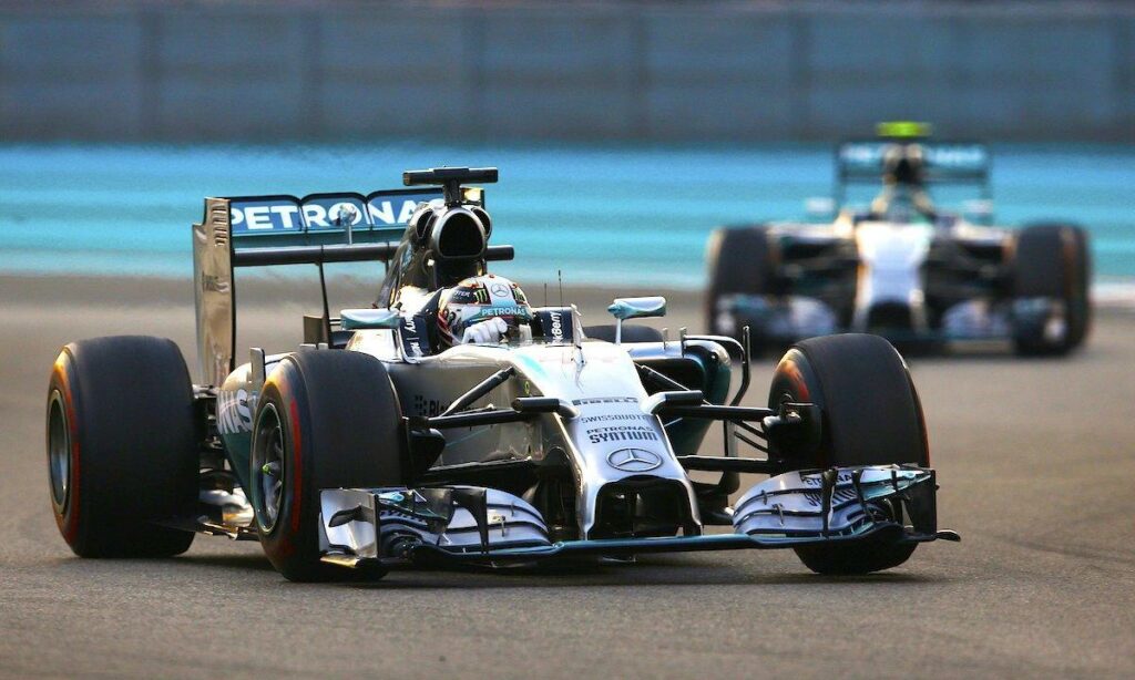 Mercedes-Benz F1-bil kör på banan. (AI text)