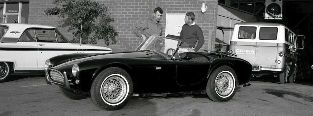 De svartvita bilderna är tagna 28 juni 1963 och det är känt att Steve McQueen och Carroll Shelby träffades vid upprepade tillfällen under 60-talet.