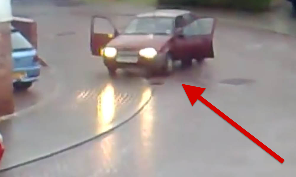 En bil står parkerad i en uppgång när det regnar. (AI text)