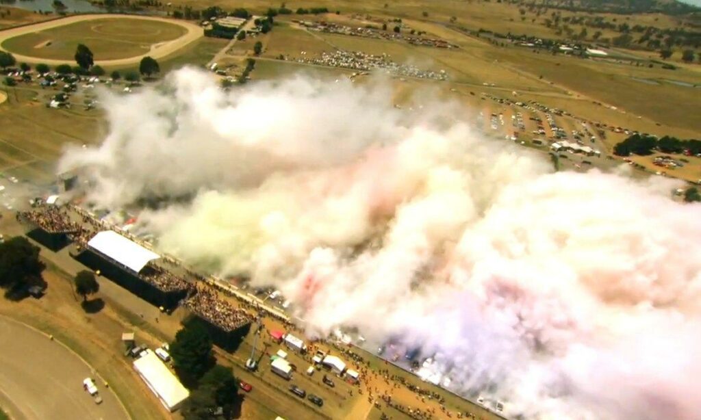 En stor mängd färgad pulver blåses i luften (AI text)