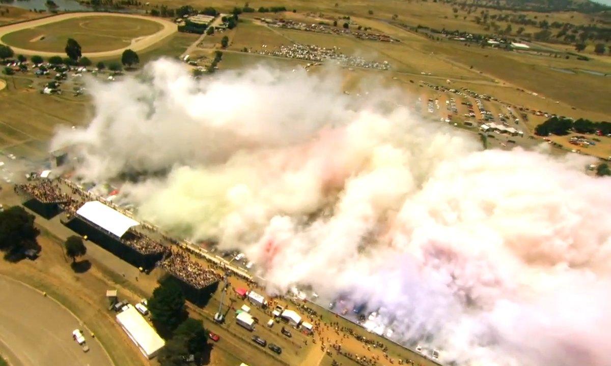 En stor mängd färgad pulver blåses i luften (AI text)