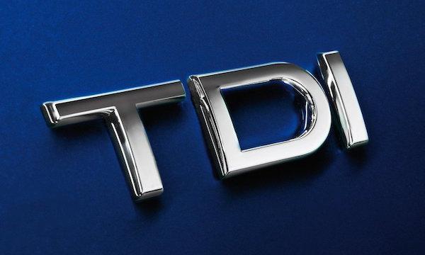 En TDI-logotyp på en blå bil (AI text)