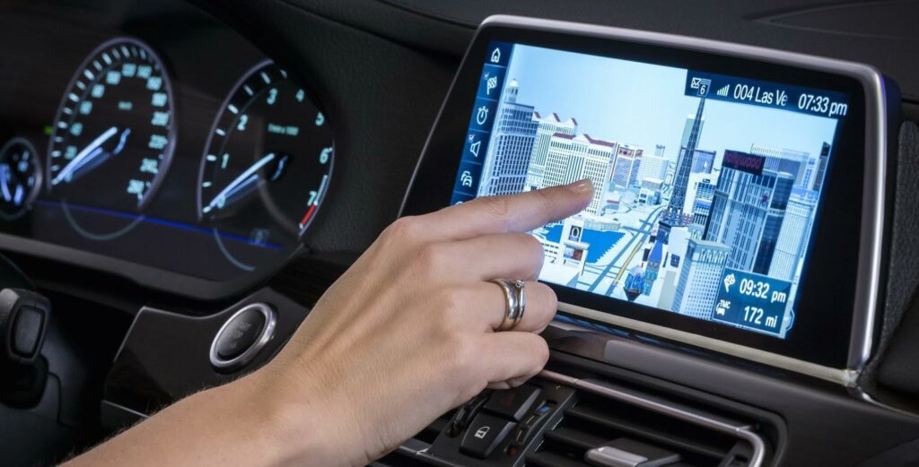 BMW går delvis över till pekskärm med nya iDrive-systemet, men kontrollvredet finns kvar mellan stolarna.