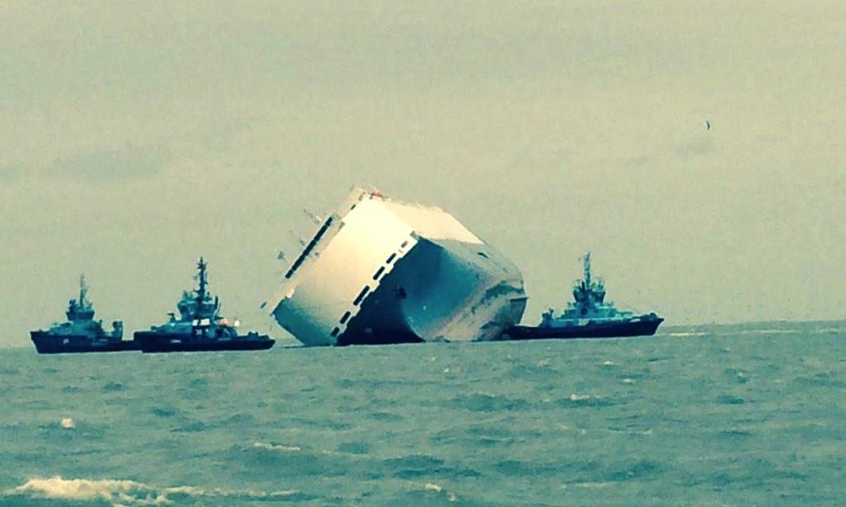 En båt ligger i vattnet nära ett stort fartyg. (AI text)